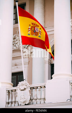 Die Staatsflagge des Königreichs Spanien, winken an der Fassade des alten Gebäudes. Gelb-rot. Stockfoto