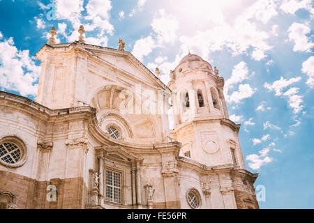 Kathedrale des Heiligen Kreuzes in Cadiz (Kathedrale von Santa Cruz de Cádiz) erbaut im 18. Jahrhundert, Cadiz, Spanien. Blauen Wolkenhimmel Stockfoto