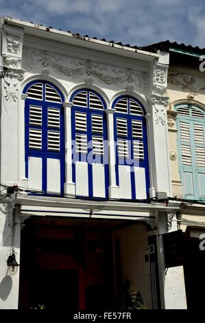 Stadt Phuket, Thailand: Fein restauriert, Anfang des 19. Jahrhunderts chinesisch-portugiesischen Chiense Shop Haus im historischen Viertel von Krabi Road Stockfoto