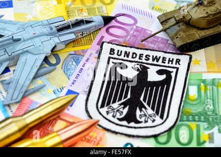 Deutsche Bundeswehr Emblem auf Euro-Banknoten Verteidigungsausgaben Stockfoto