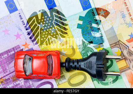 Spielzeugauto, Stecker und Bundesrepublik Deutschland Adler auf Euro-Banknoten, Elektro-Auto-bonus Stockfoto