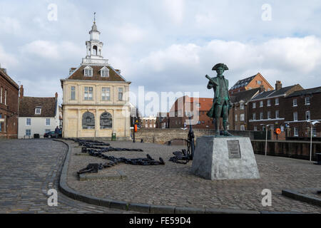 Statue von Kapitän George Vancouver außerhalb der Zollhaus in King's Lynn, Norfolk Stockfoto