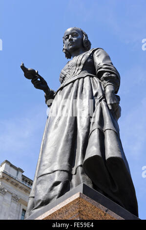 Florence Nightingale hält eine Öl-Lampe-Statue, London, Vereinigtes Königreich. Stockfoto