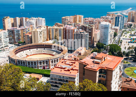 Arena Plaza de Toros De La Malagueta, 18. Jahrhundert. Ein Ort für den Stierkampf. Der Blick von den Höhen, Malaga, Spanien. Stockfoto