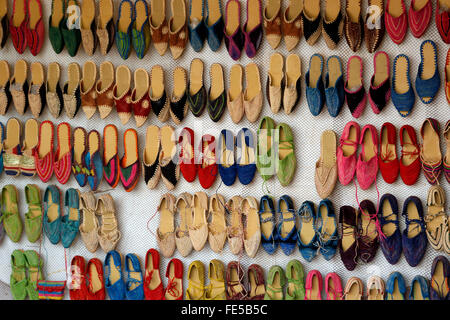 Schuhe-Ausstellung in einem Markt in Marrakesch Stockfoto