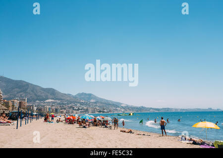 Menschen entspannen Sie auf einer der beliebtesten Strände der Costa Del Sol in Fuengirola, Spanien. Ruhe, Meer, Sonne Sommer. Strand-Saison. Stockfoto