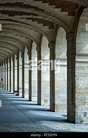 Bögen, Place des Vosges, Paris, Frankreich Stockfoto