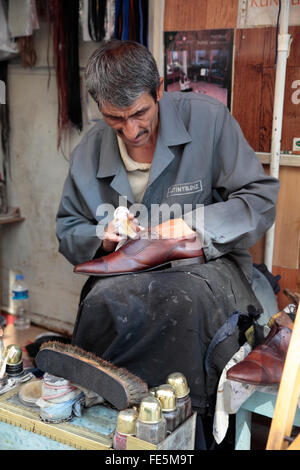 Mann, die Reparatur der Schuhe auf der Straße, Istanbul, Türkei Stockfoto