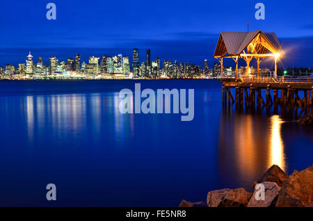 Blick vom Lonsdale Quay Market auf Skyline von Vancouver Stockfoto