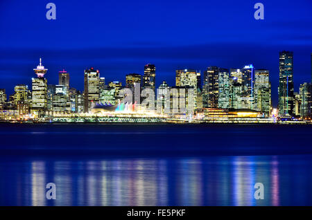 Blick vom Lonsdale Quay Market auf Skyline von Vancouver Stockfoto