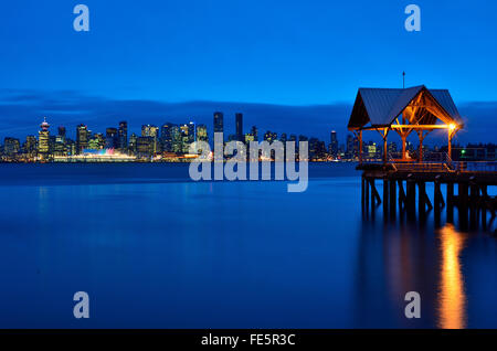 Blick vom Lonsdale Quay Market auf Skyline von Vancouver Stockfoto