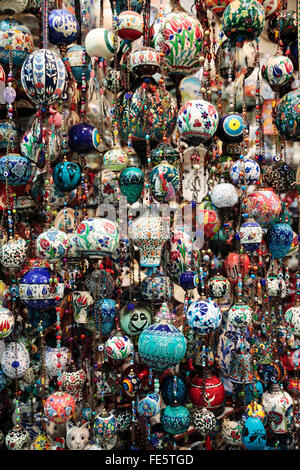 Bunten hängenden türkische Keramik Souvenirs in Istanbul, Türkei Stockfoto