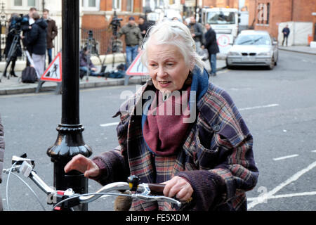 London, UK, 4. Februar 2016. Der britische Modeschöpfer Dame Vivienne Westwood besucht die WikiLeaks-Gründer Julian Assange in der ecuadorianischen Botschaft in London. Bildnachweis: Yanice Cesari/Alamy Live-Nachrichten Stockfoto