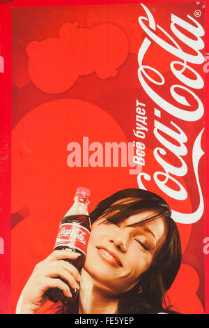 Werbung in russischer Sprache auf eine Coca-Cola Getränke Maschine, Moskau, Russland Stockfoto