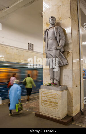 Statue des weiblichen Partisanen auf der Plattform im U-Bahnhof Partisanskaja, Moskau, Russland Stockfoto