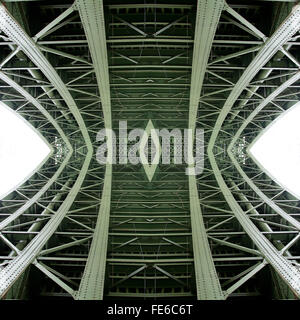 Unter der Brücke im Nebel - Brücke Struktur - digital verändert Stockfoto