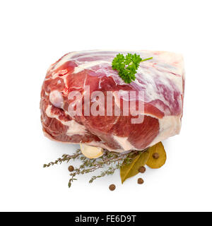 Rohes Lammfleisch Bein mit Knochen, Gewürze, isoliert auf weiss, Ansicht von oben Stockfoto