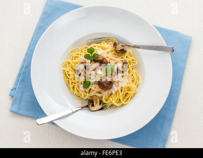 Spaghetti Carbonara mit braunen Pilz im ursprünglichen Pastaschüssel Stockfoto