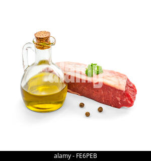 Rohe Rumpsteak mit Olivenöl isoliert auf weiss Stockfoto