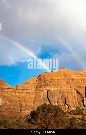 Doppelter Regenbogen über das Monument Valley, Utah usa Stockfoto