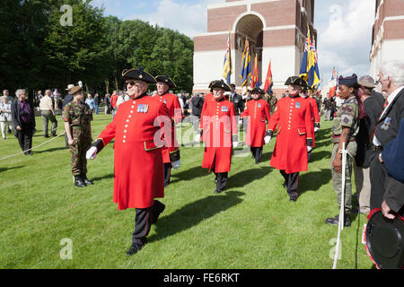 THIEPVAL-DENKMAL AN DER SOMME, FRANKREICH ZU FEHLEN. Marschieren Sie Chelsea Rentner bei der 96. Jahrestag der Schlacht im Jahr 1916 Stockfoto