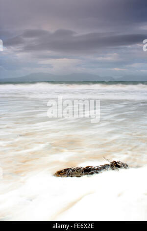 Newborough Warren Strand und Snowdonia Bergen am Horizont Anglesey Wales Stockfoto