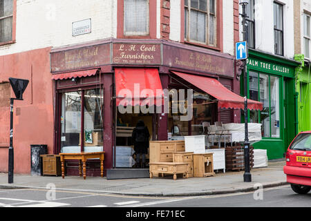 Alten altmodischen Antiquitätengeschäft in der Londoner Portobello Road mit Möbeln vor dem Geschäft für den Verkauf auf dem Bürgersteig. Stockfoto