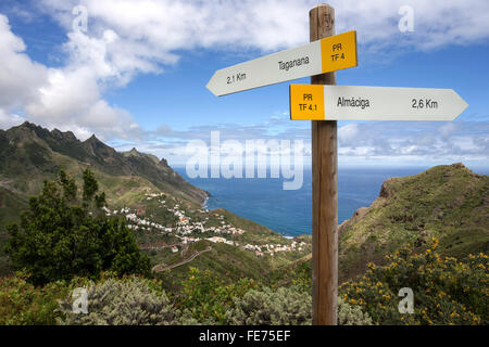 Wegweiser, Trail, hinter Taganana, Berge und Ozean, Anaga-Gebirge, Las Montanas de Anaga, Teneriffa, Spanien Stockfoto