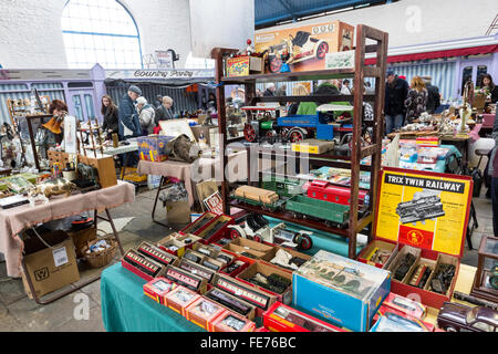 Indoor Antik Flohmarkt mit Spielzeug-Eisenbahnen auf Verkauf, Abergavenny, Wales, UK Stockfoto