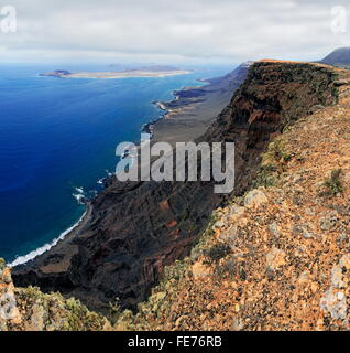 Blick vom Guinate Trail zur Insel La Graciosa, Guinate, Lanzarote, Kanarische Inseln, Spanien Stockfoto