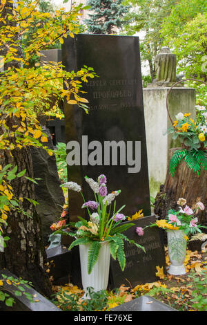 Grab des sowjetischen Komponisten Sergei Prokofiev (1891-1953) in Nowodewitschi-Friedhof, Moskau, Russland Stockfoto