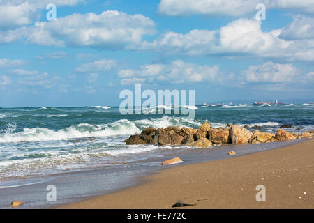 große Wellen auf der Mittelmeer-Haifa, Israel Stockfoto