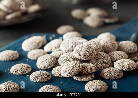 Süße hausgemachte dunkle Schokolade Nonpareilles mit weißen Streusel Stockfoto