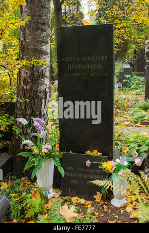 Grab des sowjetischen Komponisten Sergei Prokofiev (1891-1953) in Nowodewitschi-Friedhof, Moskau, Russland Stockfoto