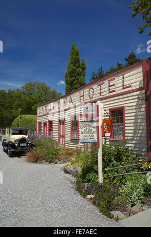 Historisches Cardrona Hotel und Vintage Auto, in der Nähe von Wanaka, Südinsel, Neuseeland Stockfoto