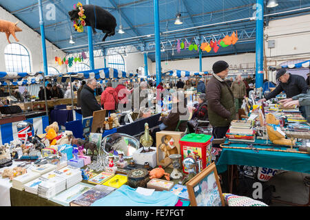 Menschen Surfen im Antik Flohmarkt in Markthalle, Abergavenny, Wales, UK Stockfoto