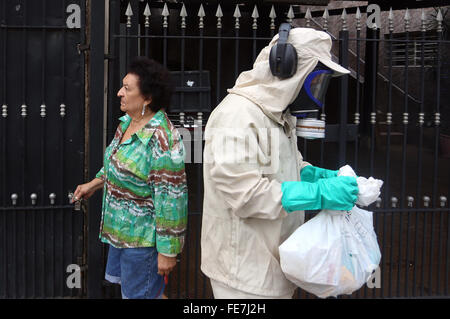 Sao Paulo, Brasilien. 4. Februar 2016. Ein Agent arbeitet während einer Kampagne dazu beitragen, um die Aedes Aegypti Mücke, Zika, Dengue-Fieber und Chikungunya Träger, in der nördlichen Zone von Sao Paulo, Brasilien, am 4. Februar 2016 zu kämpfen. Gesundheitsministerium Brasiliens Dienstag 404 Mikrozephalie Fälle bestätigt, deklariert 17 davon im Zusammenhang mit der Zika-Virus während der brasilianischen Präsidentin Dilma Rousseff, als Priorität in ihrer Regierung den Kampf um die Mücke, die das Virus überträgt. Bildnachweis: Xinhua/Alamy Live-Nachrichten Stockfoto