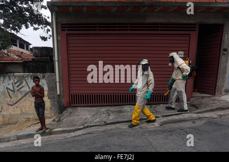 Sao Paulo, Brasilien. 4. Februar 2016. Agenten arbeiten während einer Kampagne dazu beitragen, um die Aedes Aegypti Mücke, Zika, Dengue-Fieber und Chikungunya Träger, in der nördlichen Zone von Sao Paulo, Brasilien, am 4. Februar 2016 zu kämpfen. Gesundheitsministerium Brasiliens Dienstag 404 Mikrozephalie Fälle bestätigt, deklariert 17 davon im Zusammenhang mit der Zika-Virus während der brasilianischen Präsidentin Dilma Rousseff, als Priorität in ihrer Regierung den Kampf um die Mücke, die das Virus überträgt. Bildnachweis: Xinhua/Alamy Live-Nachrichten Stockfoto