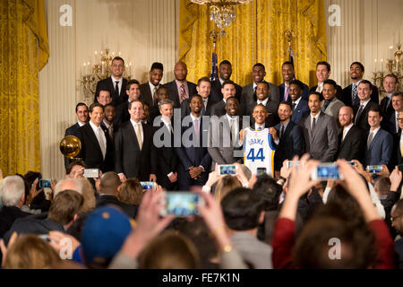 Washington DC, USA. 4. Februar 2016. Präsident Barack Obama begrüßt die 2015 NBA-Champions, Golden State Warriors im Weißen Haus. Bildnachweis: Patsy Lynch/Alamy Live-Nachrichten Stockfoto