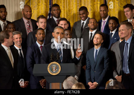 Washington DC, USA. 4. Februar 2016. Präsident Barack Obama begrüßt die 2015 NBA-Champions, Golden State Warriors im Weißen Haus. Bildnachweis: Patsy Lynch/Alamy Live-Nachrichten Stockfoto