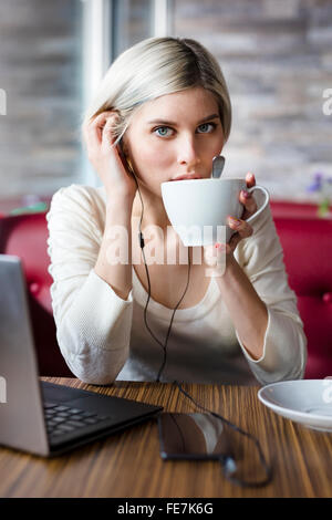 Frau mit Laptop im café Stockfoto