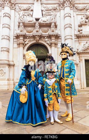 Eine Familie in venezianischen Karnevalskostüme, Italien Stockfoto