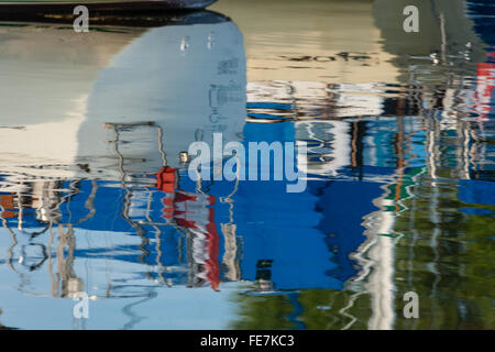 Ein Spiegelbild der Boote Partie in einer marina Stockfoto