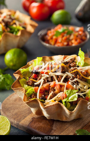 Taco-Salat in einer Tortilla-Schale mit Rindfleisch Käse und Salat Stockfoto