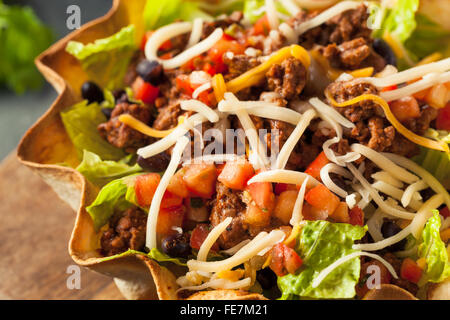 Taco-Salat in einer Tortilla-Schale mit Rindfleisch Käse und Salat Stockfoto