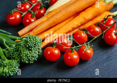 Frisches Gemüse auf einer Schiefertafel, Bio-Lebensmittel, flach zu legen Stockfoto