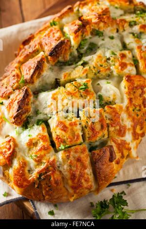 Hausgemachte kitschig Pull auseinander Brot mit Knoblauch und Petersilie Stockfoto