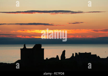 Dunnottar Castle bei Sonnenaufgang - in der Nähe von Stonehaven, Aberdeenshire, Schottland. Stockfoto