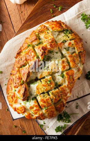 Hausgemachte kitschig Pull auseinander Brot mit Knoblauch und Petersilie Stockfoto