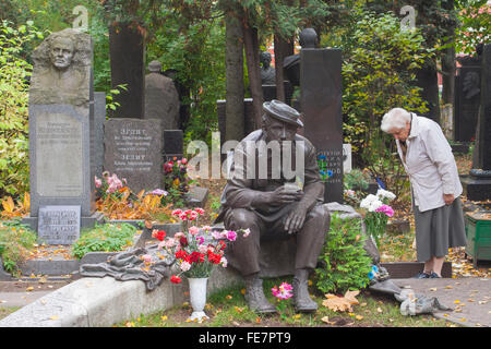 Grab des berühmten sowjetischen und russischen Schauspieler und Clown Yuri Vladimirovich Nikulin (1921-1997) im Nowodewitschi-Friedhof, Moskau, R Stockfoto